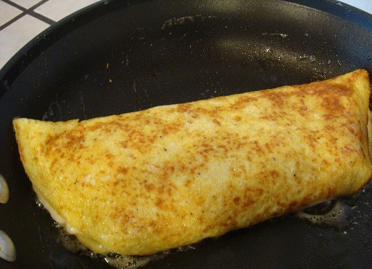 1. Этап. Омлет с куриным филе: 10. А затем перевернуть на сковороде так, чтобы края оказались внизу. Обжарить омлет еще пару минут, чтобы края запечатались, и начинка не выпадала. Подавать блюдо к столу можно со свежими овощами, тостами или зеленью.