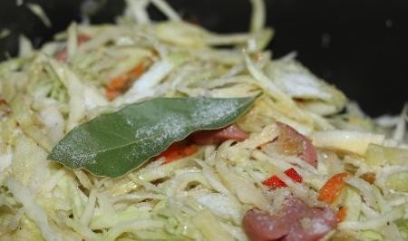 1. Этап. Капуста с сардельками в мультиварке: А теперь подходит очередь капусты и соли. Посоленная капуста пустит сок и будет тушиться в своем соку.