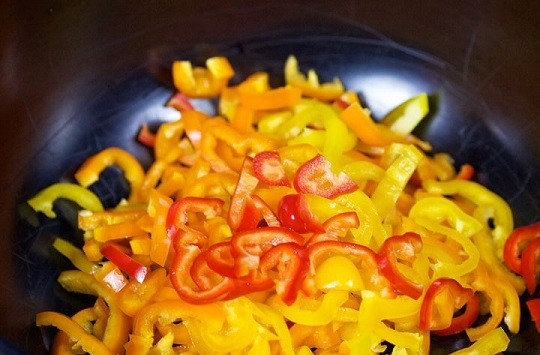 1. Этап. Овощной салат с авокадо: 1. Сладкий перец вымойте, очистите и нарежьте тонкими ломтиками.