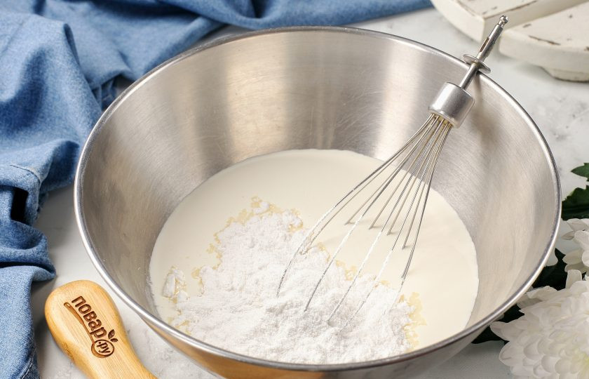 1. Этап. Крем для торта из сливок 33 процента: Добавьте ванилин и сахарную пудру.