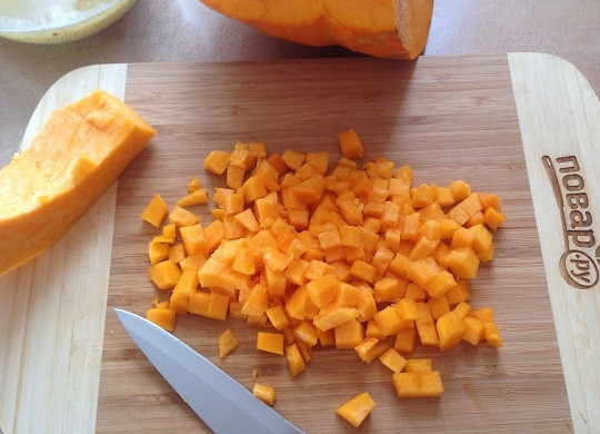 1. Этап. Запеченная пшенная каша с тыквой и яблоком: 2. Тыкву очистим и нарежем кубиками: можно покрупнее, можно помельче, это зависит только от вас.