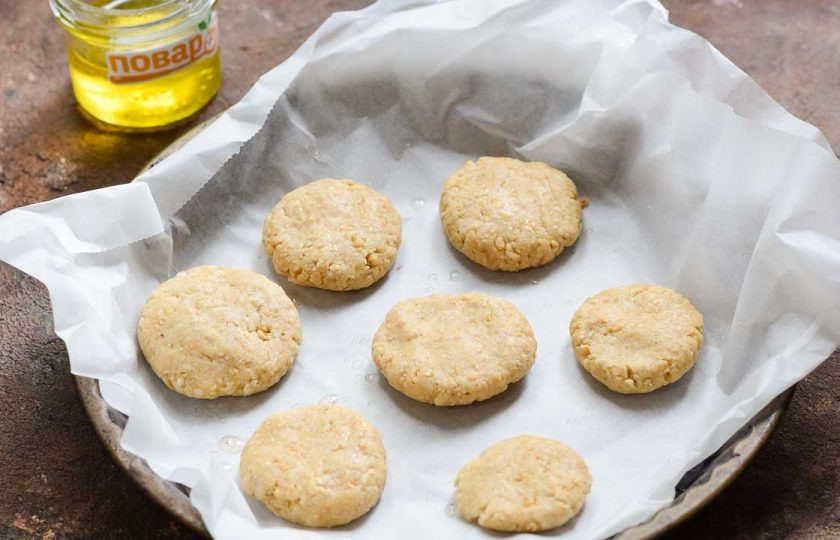 1. Этап. Овсяное печенье без сахара с медом: Форму устелите пергаментом. Из теста сформируйте небольшие заготовки печенья и выложите на пергамент.