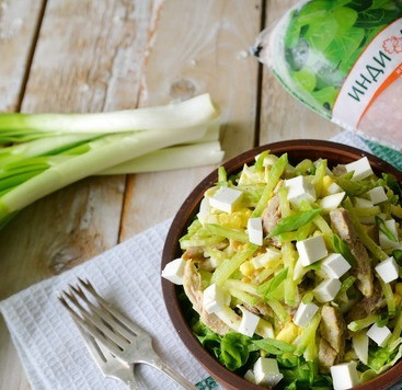 1. Этап. Салат с индейкой Хоритаки: На салатные листья кладём салат. Сверху кладём кусочки сыра, типа фета, фетакса. Посыпаем порезанным зелёным луком. Приятного аппетита!