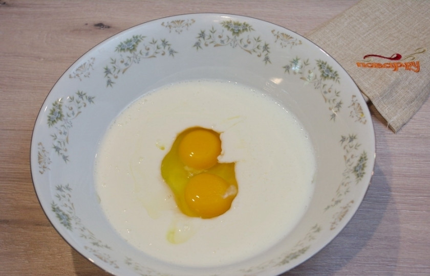 1. Этап. Вкусные кексы: В миску влейте кефир 2,5% жирности. Вместо кефира можно взять сметану или простоквашу. Вбейте два яйца. Добавьте разрыхлитель.