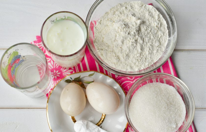 1. Этап. Оладьи на кефире с кипятком: Подготовьте необходимые ингредиенты.