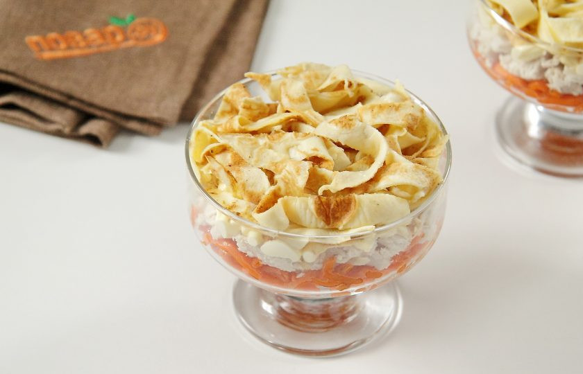 1. Этап. Слоеный салат Новогодний: Сверху равномерно распределяем нарезанные блинчики.