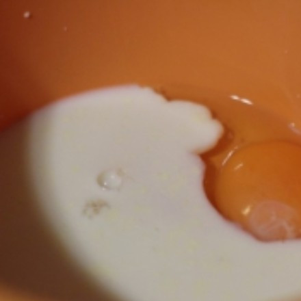 1. Этап. Блинчики с креветками: В глубокую миску вылейте молоко и вбейте яйца. Потом посолите и добавьте сахар.