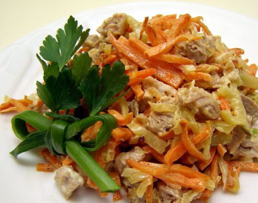 1. Этап. Салат Обжоркa с говядиной: Готовый салат украсьте зеленью. Приятного аппетита!