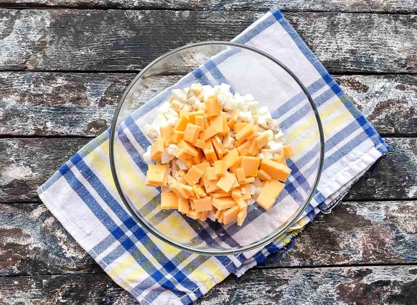 1. Этап. Салат с филе курицы: К курице добавьте нарезанный кубиками твердый сыр.