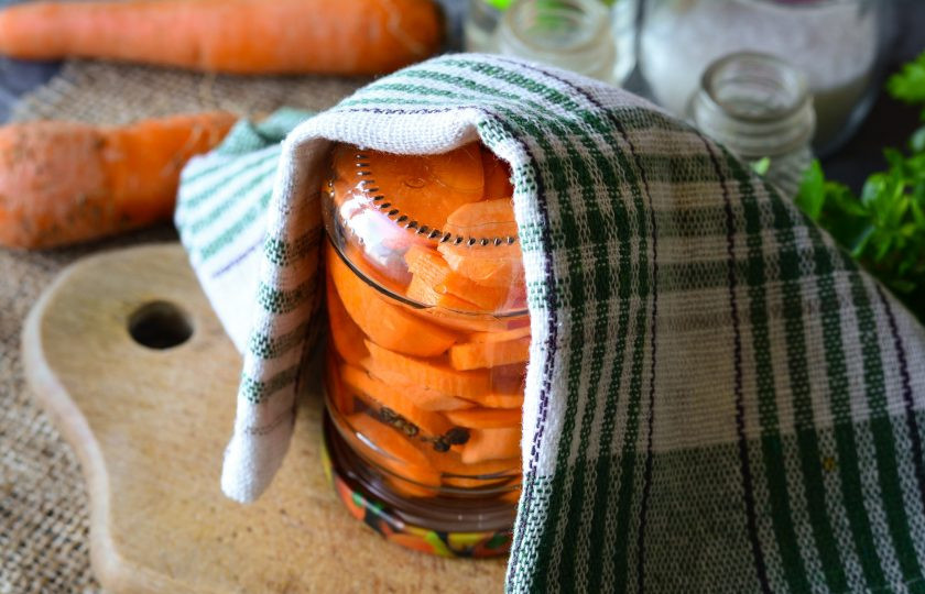 1. Этап. Консервированная морковь на зиму: Закатайте крышками и дайте полностью остыть в тепле.