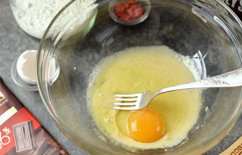 1. Этап. Печенье Новогодние олени: Вбейте в миску крупное куриное яйцо, взбейте все до однородности.