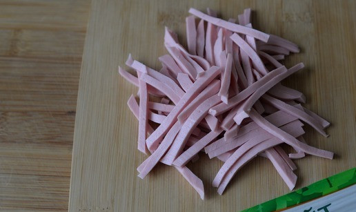 1. Этап. Салат Шустрый Петя: Колбасу режем тонкими полосками.