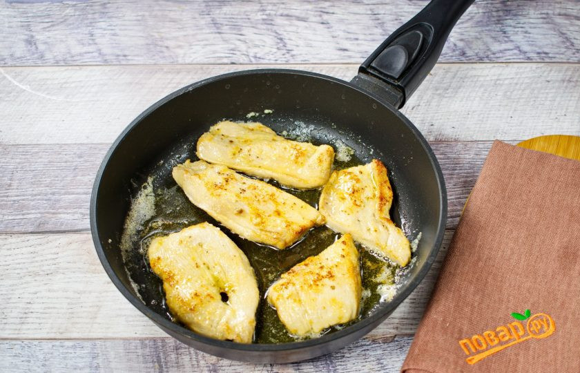 1. Этап. Куриная пиката с вином: На сковороде разогрейте по 1 ст. л. оливкового масла и сливочного масла. Обжарьте мясо по 3 минуты с двух сторон до румяной корочки. Снимите со сковороды.