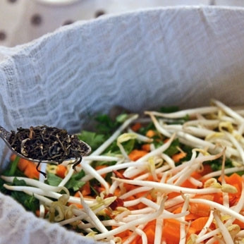 1. Этап. Овощной бульон в пароварке: Укладываем марлю с ингредиентами в пароварку, туда же засыпаем зеленый чай (обязательно), добавляем немножко соли.