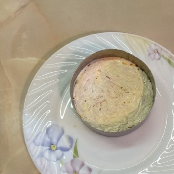 1. Этап. Салат Вкуснейший: Посолить и смазать майонезом.