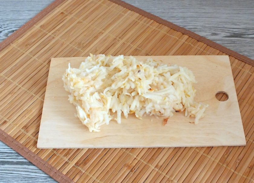 1. Этап. Грушевый ликёр в домашних условиях: Груши вымойте. Удалите семенную коробочку и натрите на крупной терке.