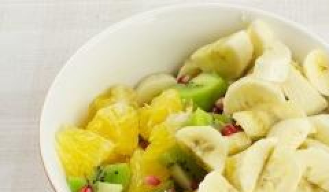 1. Этап. Фруктовый салат с киви: Соединяем все фрукты, заливаем фруктовым сиропом (у меня был апельсиновый).