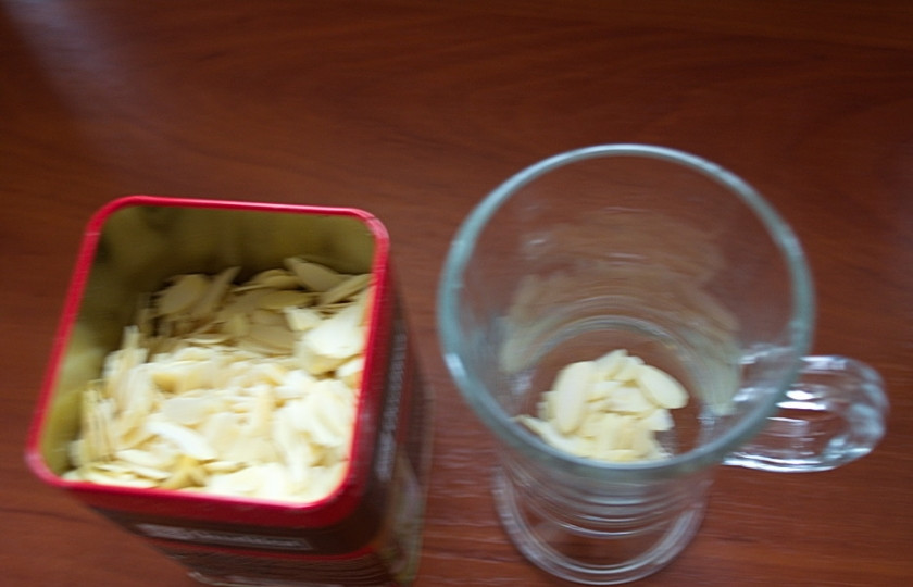 1. Этап. Горячий шоколад из Киндера: В каждую чашку поместите несколько кусочков миндаля (лепестков).