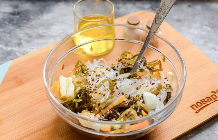 1. Этап. Салат с фунчозой и морской капустой: Заправьте салат маслом, добавьте соль и перец, по желанию лимонный сок, семена кунжута, льна. Перемешайте и подавайте к столу.