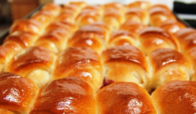 1. Этап. Вишневые бухты: Выпекаем булочки 20-25 минут при 180 градусах. Готовые горячие булочки кисточкой смазываем смесью 2 ст.л. воды и 1 ст.л. сахара.