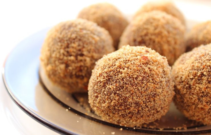 1. Этап. Пирожное картошка без сахара и масла: 4. Теперь из полученной массы начинаем лепить пирожные. Удобнее всего его делать круглой формы. При желании в тесто можно добавить какао. После того, как наши пирожные будут слеплены, отправляем их на час-два в холодильник.