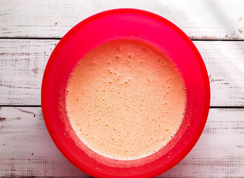 1. Этап. Сметанный бисквит в мультиварке: Всыпьте сахар и взбейте миксером до увеличения массы.