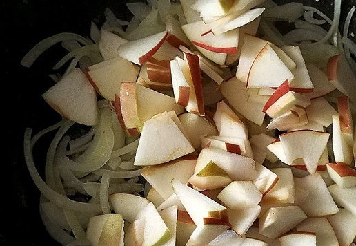 1. Этап. Закусочный пирог с индейкой и капустой: На сковороду наливаем масло, греем его и выкладываем порезанный лук. Через минуту выкладываем яблоко порезанное. Немного обжариваем.