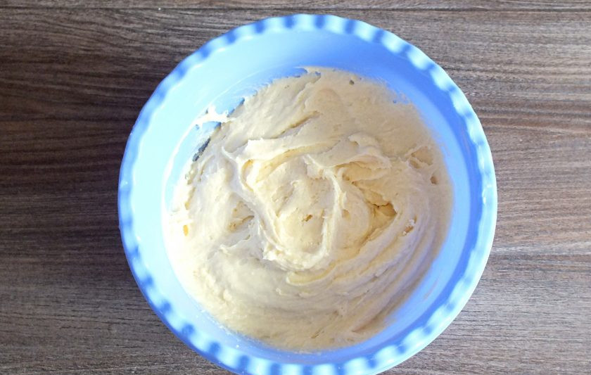 1. Этап. Печенье Айгуль: Тесто должно получиться вязким, пластичным. Муки может понадобиться чуть больше или меньше. Ориентируйтесь на консистенцию теста.