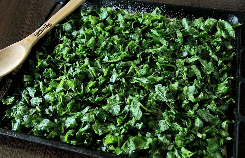 1. Этап. Заливной пирог с щавелем: Сверху равномерно выложите щавель.