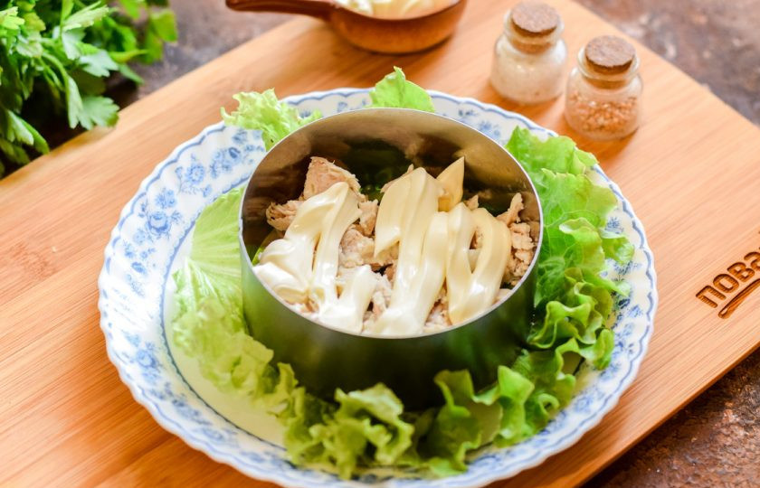 1. Этап. Салат Буррито: Смажьте слой курицы майонезом.