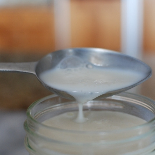 1. Этап. Крем-фреш: Добавляем кефир.