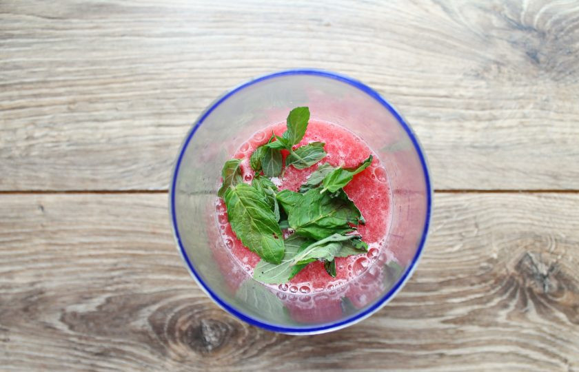 1. Этап. Освежающий фреш из арбуза, мяты и лайма: В чашу блендера к арбузному фрешу выложите вымытые листочки мяты.