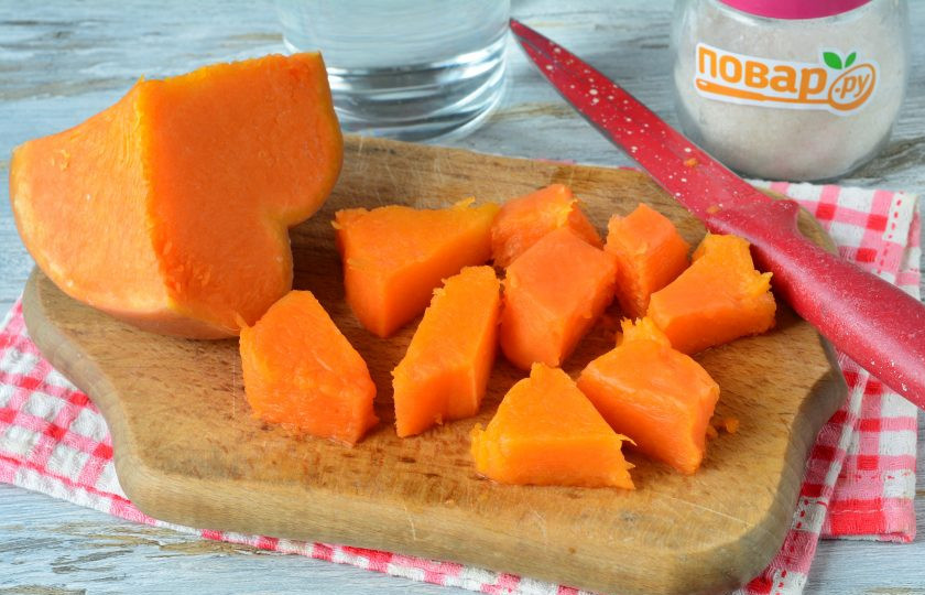 1. Этап. Компот из тыквы с лимоном: Тыкву почистите и нарежьте кусочками.