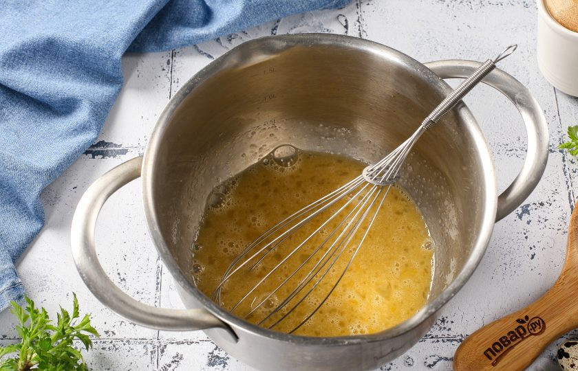 1. Этап. Блины из перепелиных яиц: Взбейте всё венчиком или вилкой.