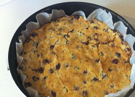 1. Этап. Клафути из черешни: 8. Выпекайте клафути в течение 30-40 минут до золотистого цвета при температуре 180 градусов. Готовому пирогу дайте остыть прямо в форме.