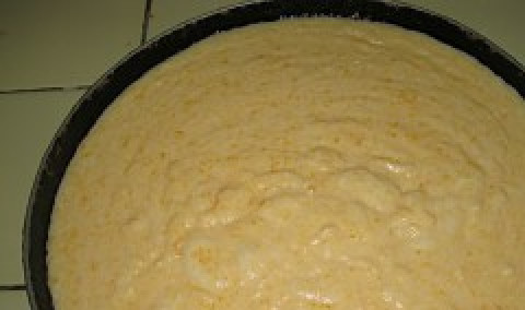 1. Этап. Запеканка из манки: 7. Доводим до однородной консистенции, добавляем горсть изюма, как это делаю я, щепотку ванилина или корицы, - как уж вам ваша фантазия подскажет, - и отправим в разогретую духовку на полчаса.