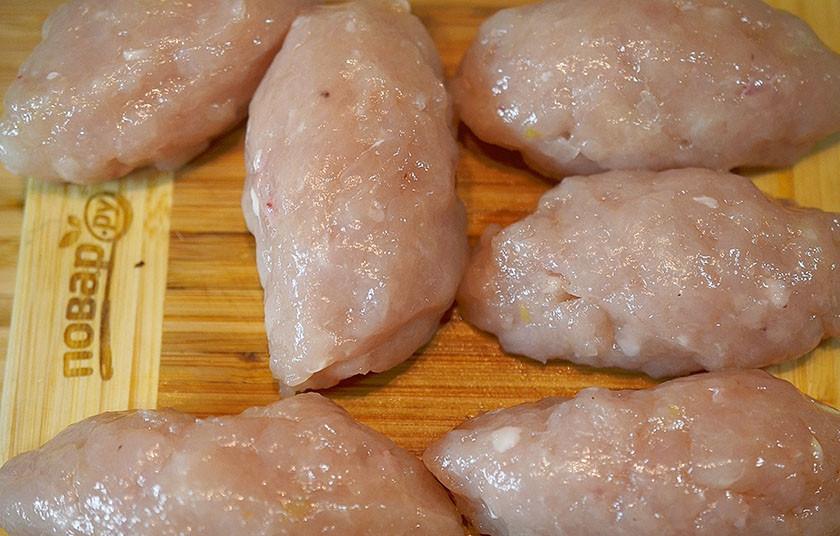 1. Этап. Чевапчичи (черногорские мясные колбаски): 3. Формируйте небольшие колбаски.