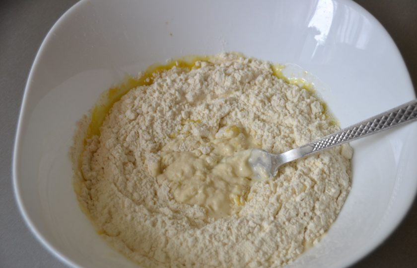 1. Этап. Пицца Суприм: Всыпьте муку, замесите тесто, вымешивайте хорошо, не менее 5 минут, чтобы тесто перестало прилипать к рукам и стало гладким и эластичным.