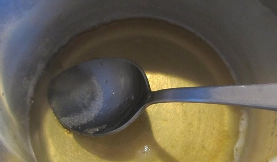 1. Этап. Торт Самоцветы в снегу: В отдельной посуде разведите желатин в воде по инструкции на упаковке. Потом влейте смесь в сметану. Всё хорошо взбейте.