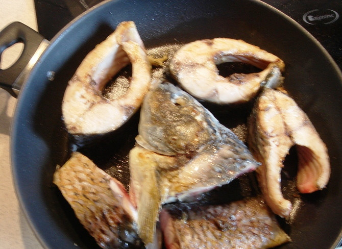 1. Этап. Запеченная рыба: Рыбу аккуратно нарежьте на куски и слегка обжарьте на оливковом масле с чесноком.