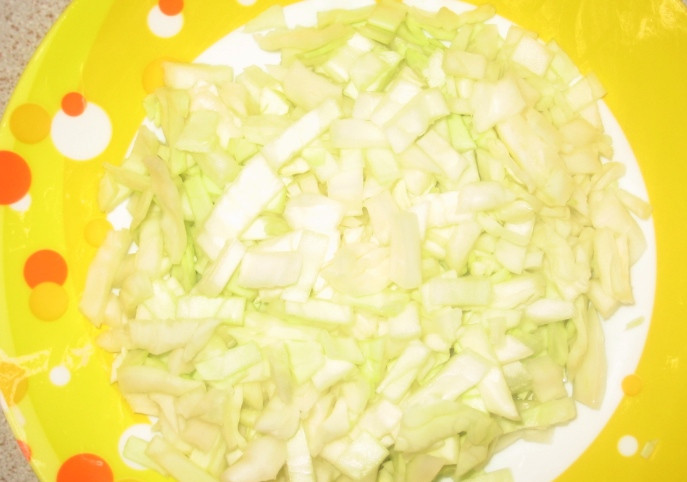 1. Этап. Щи с говядиной: Капусту промываем и шинкуем.