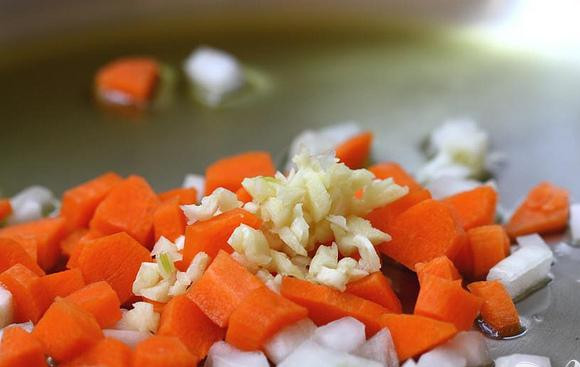 1. Этап. Запеченные яйца в томатном соусе: 1. Чтобы сделать соус, нарезать кубиками репчатый лук и морковь, измельчить чеснок, нарезать листья базилика. Нагреть оливковое масло в маленькой кастрюле на среднем огне и обжарить в нем лук, морковь и чеснок до мягкости в течение 5-7 минут.