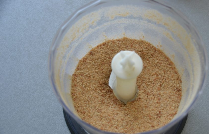 1. Этап. Ленивый яблочный штрудель: Измельчите их в мелкую крошку.