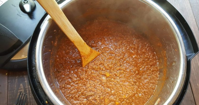 1. Этап. Соус Болоньезе без вина: Тушите соус на медленном огне 30-40 минут. За это время отварите пасту.