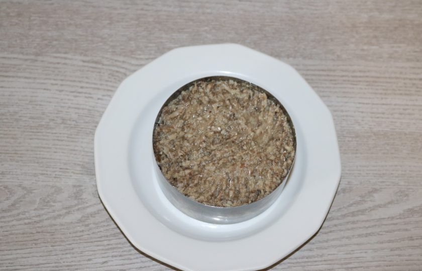 1. Этап. Салат из риса и шпрот: 2 слой - шпроты.