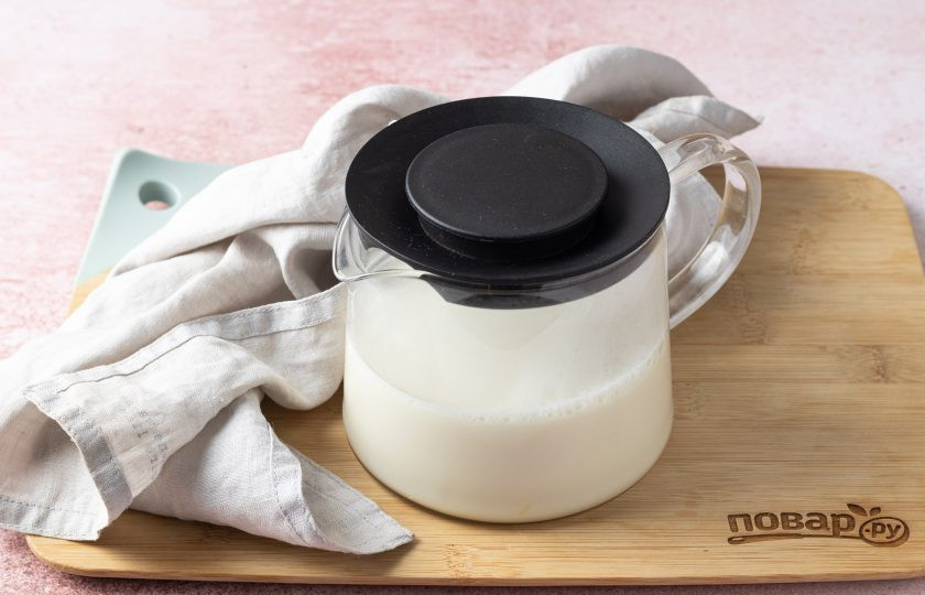 1. Этап. Молокочай с имбирем: Настаивайте напиток 15-20 минут. Чтобы он не остывал, можно завернуть чайник в полотенце.