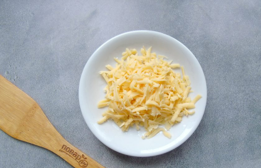 1. Этап. Салат Маринара: Твердый сыр натрите на терке.