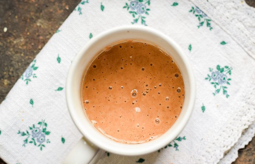 1. Этап. Кексы в микроволновке по Дюкану: Перелейте тесто в кружку, чтобы она была наполнена на треть.