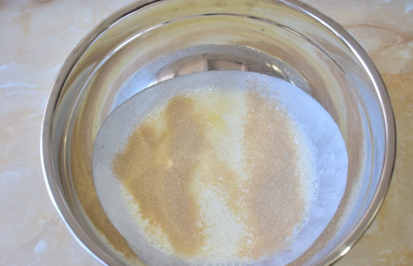 1. Этап. Хлеб Золотистый: Теплый кефир налейте в чашу и добавьте к нему соль, сахар и сухие дрожжи. Смешайте.