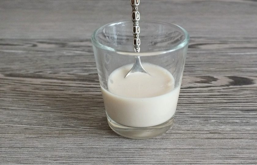 1. Этап. Булочки повышенной калорийности по ГОСТу: Разведите в 10 мл. тёплой воды 5 грамм дрожжей.